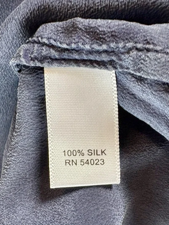 Banana Republic Navy Sleeveless silk blouse - Picture 3 of 3